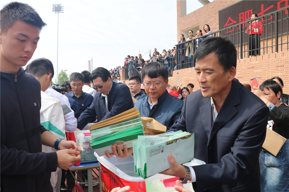 快閃唱響頌祖國(guó) 致敬青春燃激情(圖11)