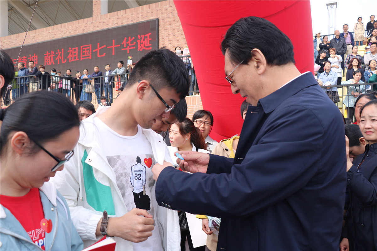 快閃唱響頌祖國(guó) 致敬青春燃激情(圖12)