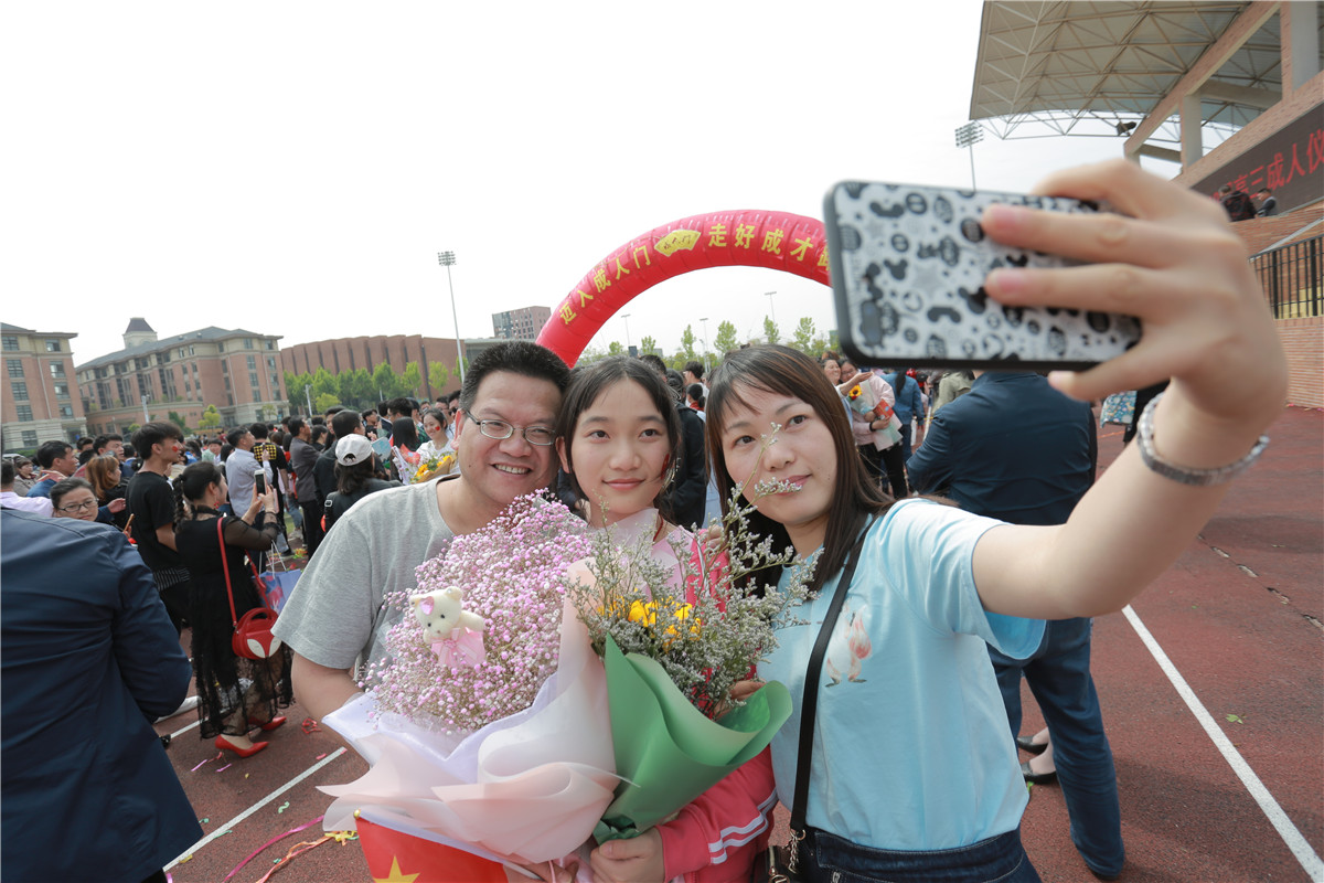 快閃唱響頌祖國(guó) 致敬青春燃激情(圖16)