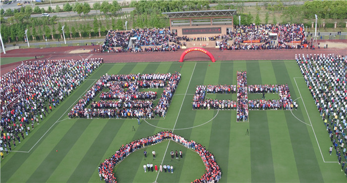 快閃唱響頌祖國(guó) 致敬青春燃激情(圖2)