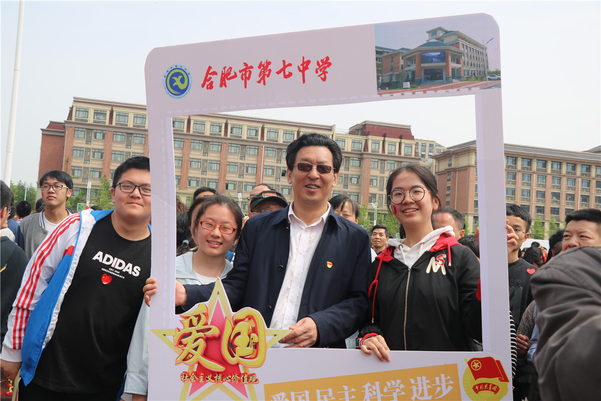 快閃唱響頌祖國(guó) 致敬青春燃激情(圖15)