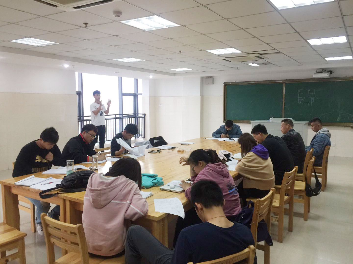 青年教師無生上課，提升體育課堂品質(zhì)(圖1)