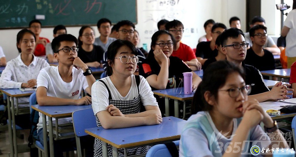 萬家熱線：感人！實(shí)拍合肥七中畢業(yè)班最后一課：班級大合唱《明天你好》（組圖）(圖1)