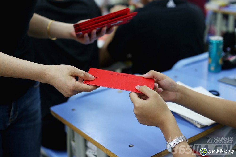 萬家熱線：感人！實(shí)拍合肥七中畢業(yè)班最后一課：班級大合唱《明天你好》（組圖）(圖6)