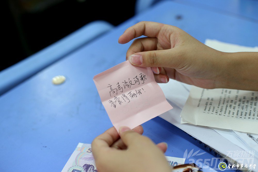 萬家熱線：感人！實(shí)拍合肥七中畢業(yè)班最后一課：班級大合唱《明天你好》（組圖）(圖8)