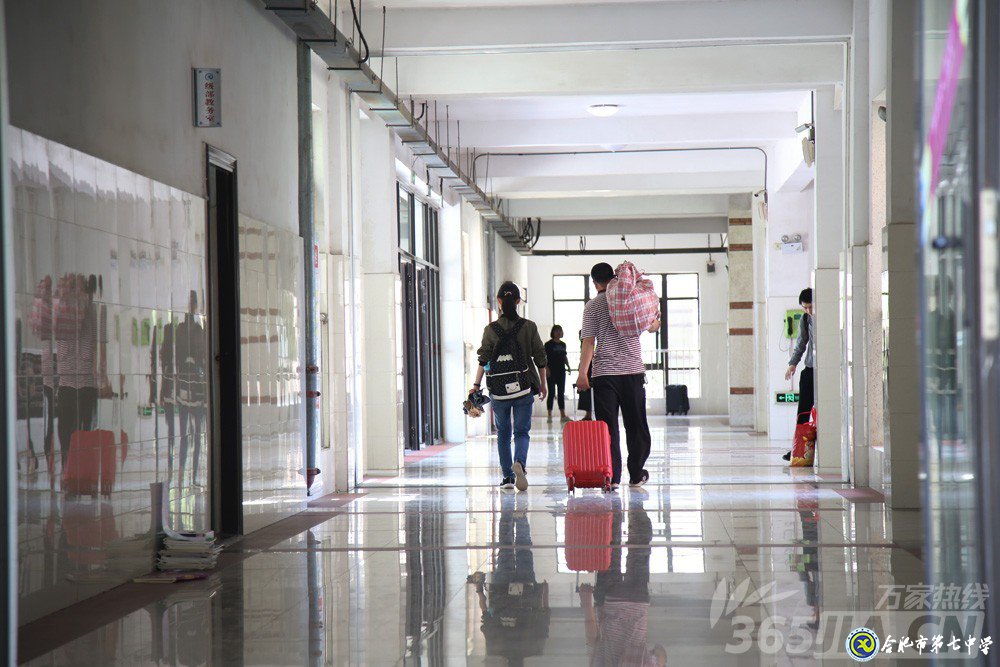 萬家熱線：感人！實(shí)拍合肥七中畢業(yè)班最后一課：班級大合唱《明天你好》（組圖）(圖13)