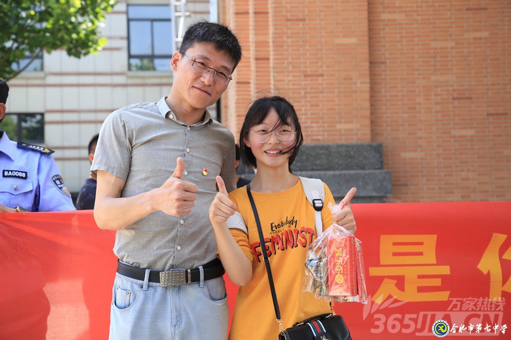 萬家熱線：感人！實(shí)拍合肥七中畢業(yè)班最后一課：班級大合唱《明天你好》（組圖）(圖15)