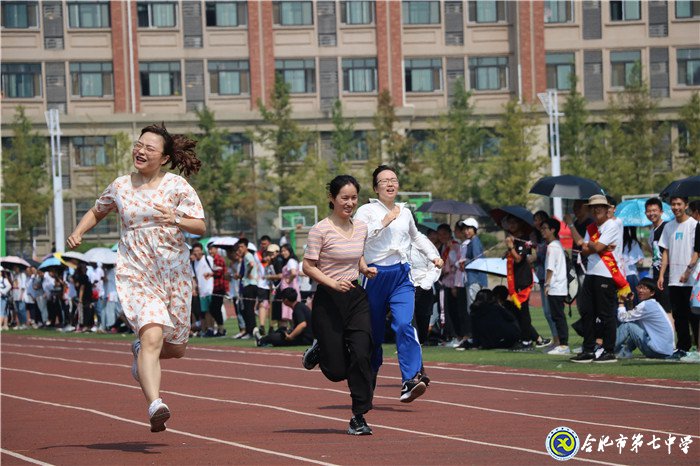 健身與運(yùn)動(dòng)同樂，學(xué)生與教師共歡(圖6)