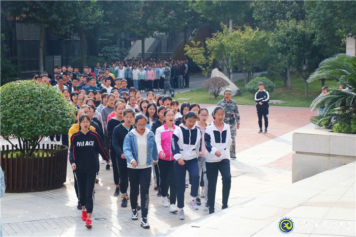 專家講座進校園 學子有福享盛宴(圖2)