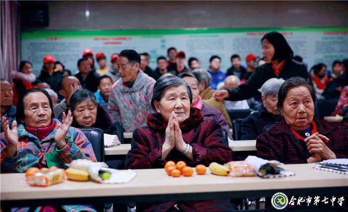 安徽商報:合肥七中愛心志愿者服務隊用“愛”溫暖孤殘老人(圖1)