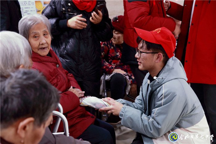 安徽商報:合肥七中愛心志愿者服務隊用“愛”溫暖孤殘老人(圖4)