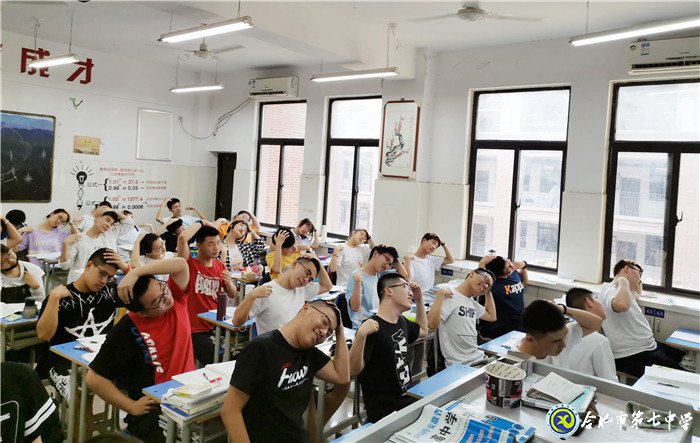 學(xué)做室內(nèi)健身操 強(qiáng)身健體保健康(圖2)