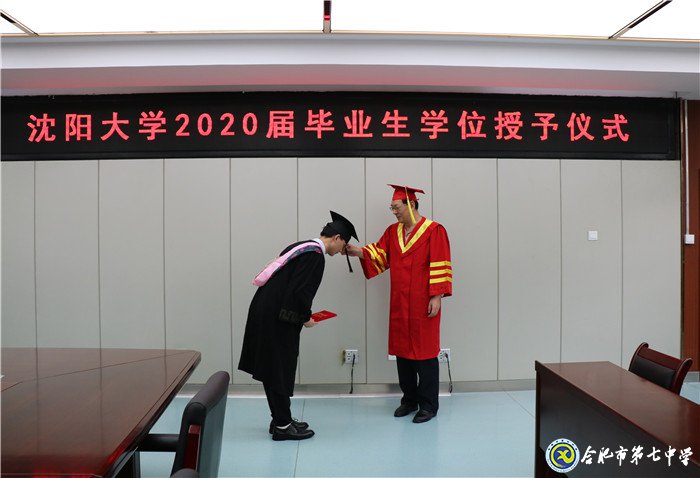 楊開仁校長為優(yōu)秀畢業(yè)生授予學(xué)位(圖2)