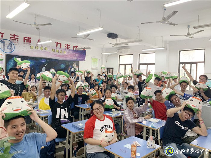 莘莘學(xué)子亮劍高考，多彩祝福滋潤心田(圖1)