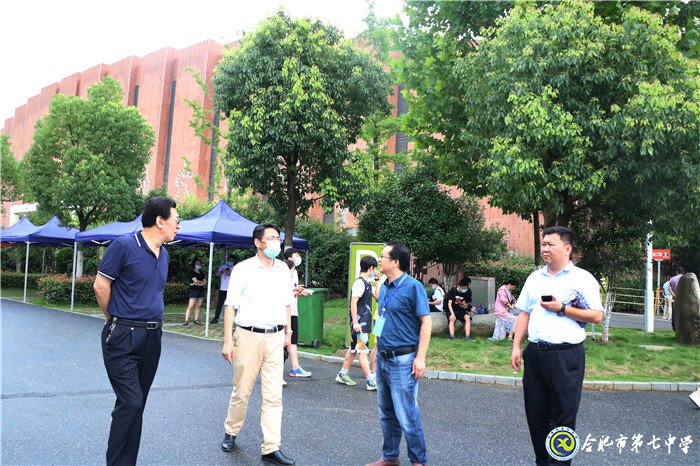 王杰才局長視察合肥七中中考考點準備工作(圖2)