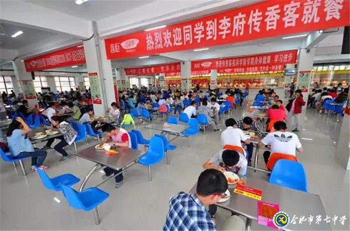 枕上詩書閑處好，門前風(fēng)景雨來佳(圖8)