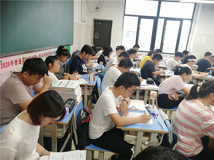 骨干教師展風采，青年教師學規(guī)范(圖1)