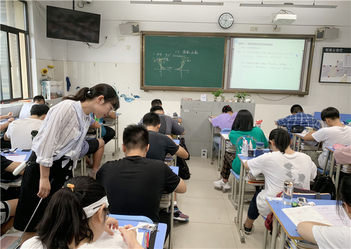 骨干教師展風采，青年教師學規(guī)范(圖3)