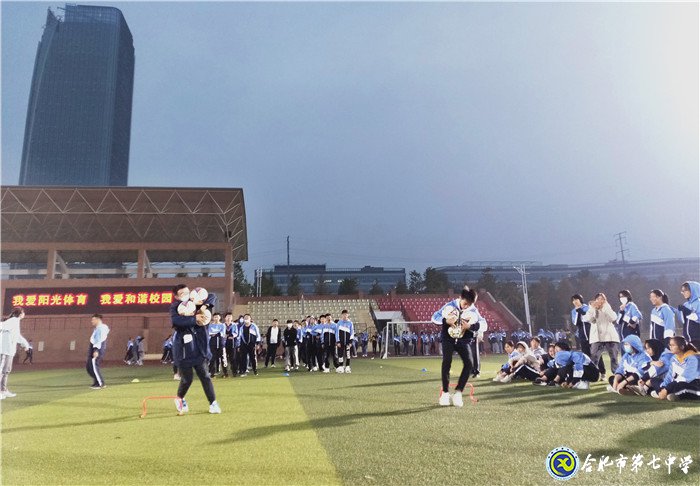 陽(yáng)光下釋放壓力 操場(chǎng)上舞動(dòng)青春(圖4)