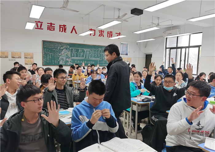 正校風(fēng)校紀 創(chuàng)和諧校園(圖2) 正校風(fēng)校紀 創(chuàng)和諧校園(圖2)