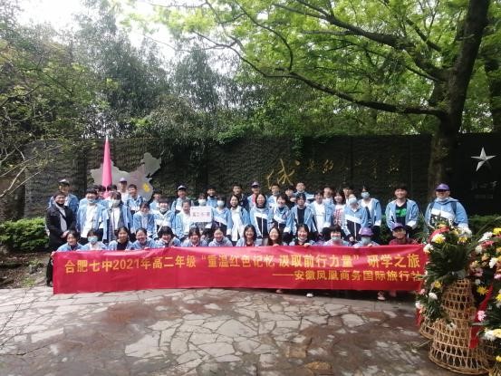 “莫倚高枝縱繁白，也須回首顧螳螂。”(圖1)