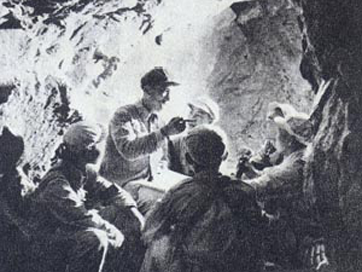 志愿軍戰(zhàn)士們?cè)谟米约旱碾p手筑成的“地下長(zhǎng)城”里總結(jié)戰(zhàn)斗經(jīng)驗(yàn).png