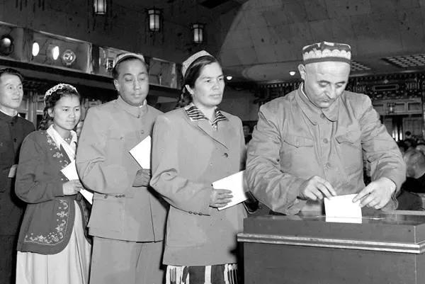 △來自新疆的全國人大代表在投票.jpg △來自新疆的全國人大代表在投票.jpg