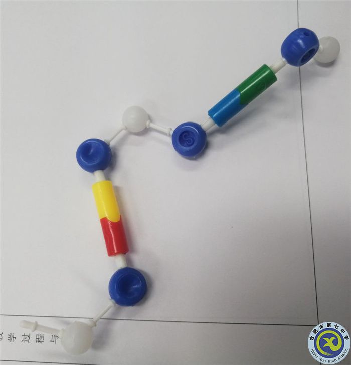 周濤 學(xué)生做模型.jpg 周濤 學(xué)生做模型.jpg