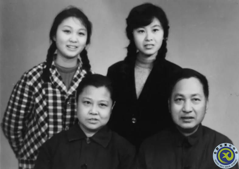 趙一曼之子陳掖賢全家福(后排左一為陳紅)(東北烈士紀(jì)念館提供).jpg 趙一曼之子陳掖賢全家福(后排左一為陳紅)(東北烈士紀(jì)念館提供).jpg