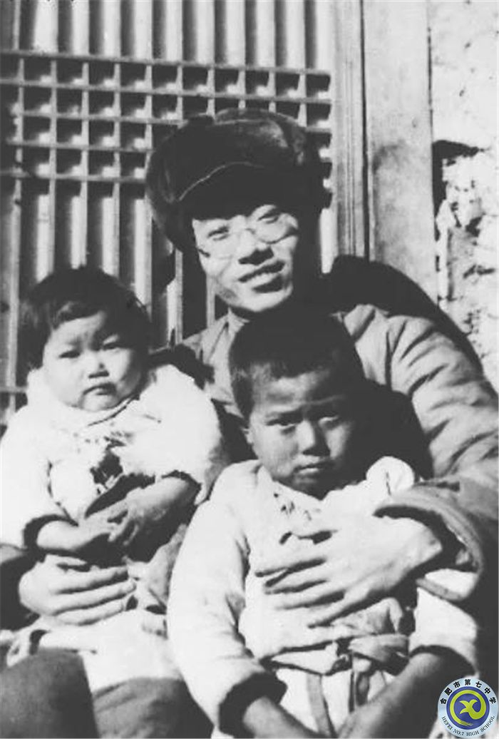 1953年魏巍在朝鮮戰(zhàn)場和朝鮮兒童在一起.jpg 1953年魏巍在朝鮮戰(zhàn)場和朝鮮兒童在一起.jpg