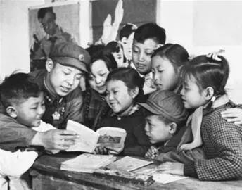 △雷鋒正在給小學(xué)生做課外輔導(dǎo).jpg △雷鋒正在給小學(xué)生做課外輔導(dǎo).jpg