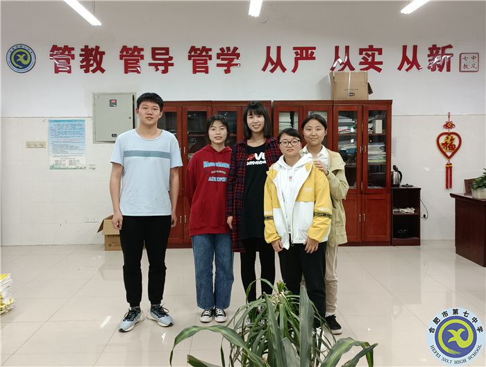 李倩倩老師(中).jpg 李倩倩老師(中).jpg