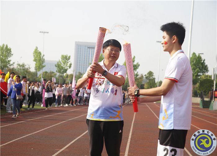 鄧宗國校長手持火炬，開始第一棒接力.jpg