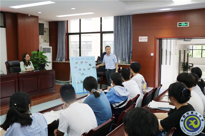 高書記專業(yè)性的講解.jpg 高書記專業(yè)性的講解.jpg