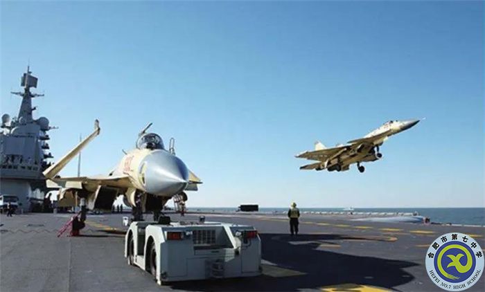 △殲-15首次在“遼寧艦”上成功著艦，順利完成艦上滑躍起飛。.jpg
