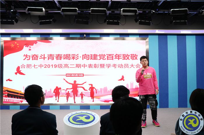 高二1班孫榮俊同學表演歌曲《紅燭》.jpg 高二1班孫榮俊同學表演歌曲《紅燭》.jpg