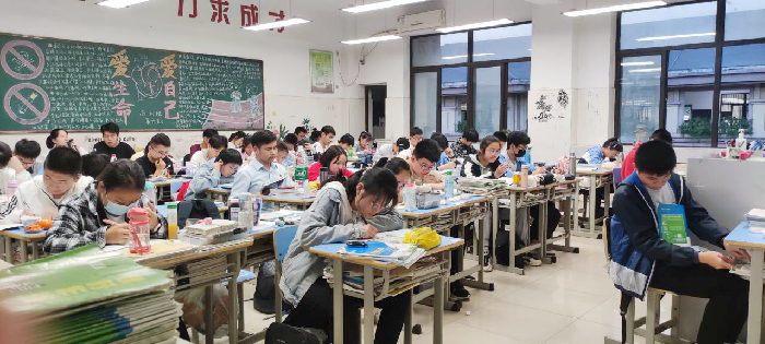 董陶然-晚自習認真的同學.png 董陶然-晚自習認真的同學.png