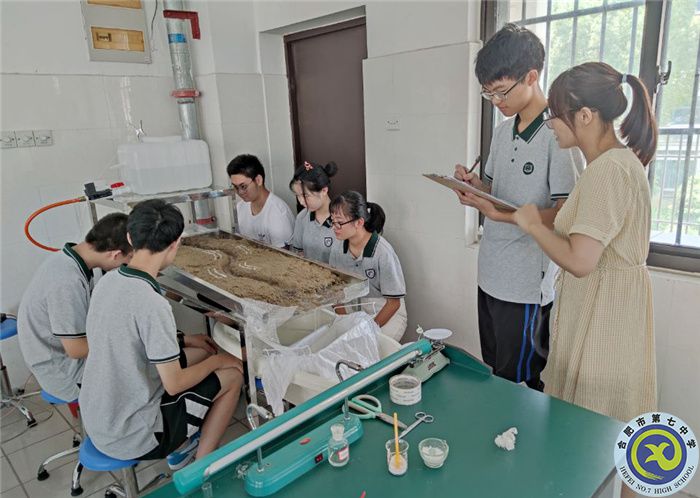 李甜老師指導(dǎo)學(xué)生實驗.jpg 李甜老師指導(dǎo)學(xué)生實驗.jpg