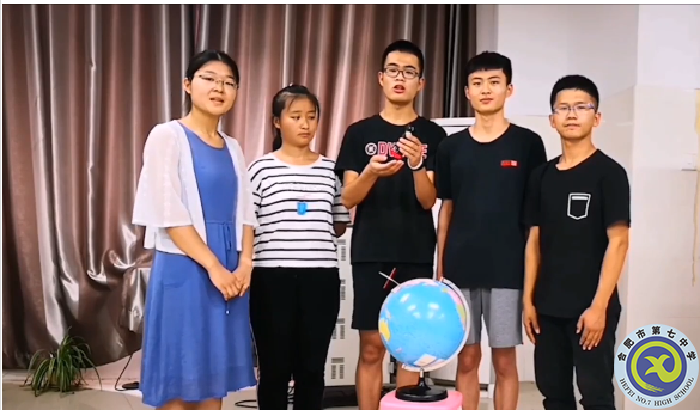 姚方老師指導(dǎo)學(xué)生實驗.png 姚方老師指導(dǎo)學(xué)生實驗.png