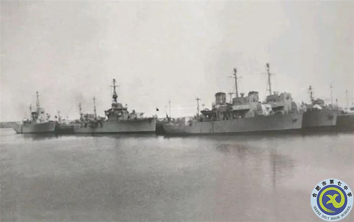 △人民解放軍海軍成立之初，當(dāng)時(shí)只有少量國(guó)民黨軍遺棄的艦船，還有接收愛(ài)國(guó)將領(lǐng)官兵起義駛回的兵艦.jpg