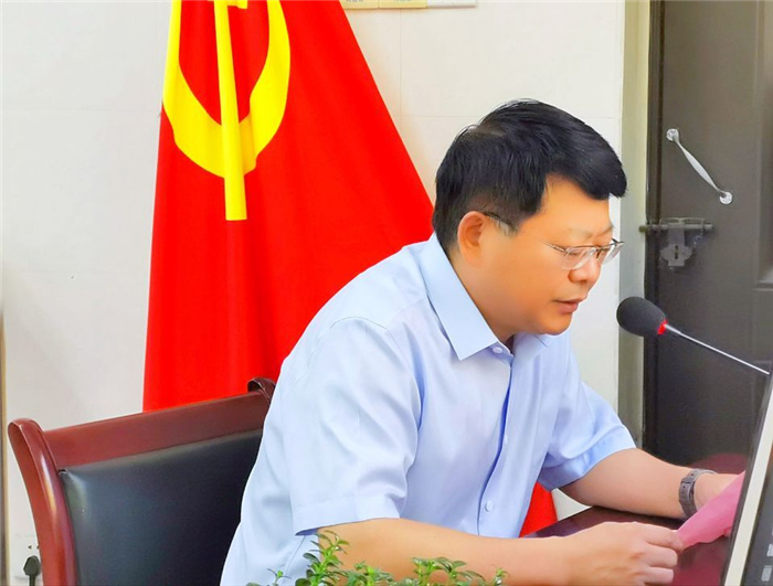 鄧校通過廣播為高三學(xué)子壯行講話.jpg 鄧校通過廣播為高三學(xué)子壯行講話.jpg