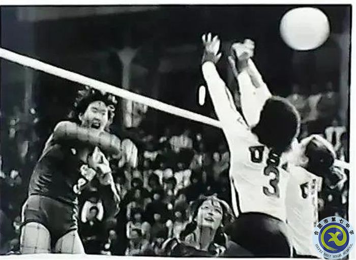 △比賽中，中國(guó)女排隊(duì)員郎平正在扣球.jpg