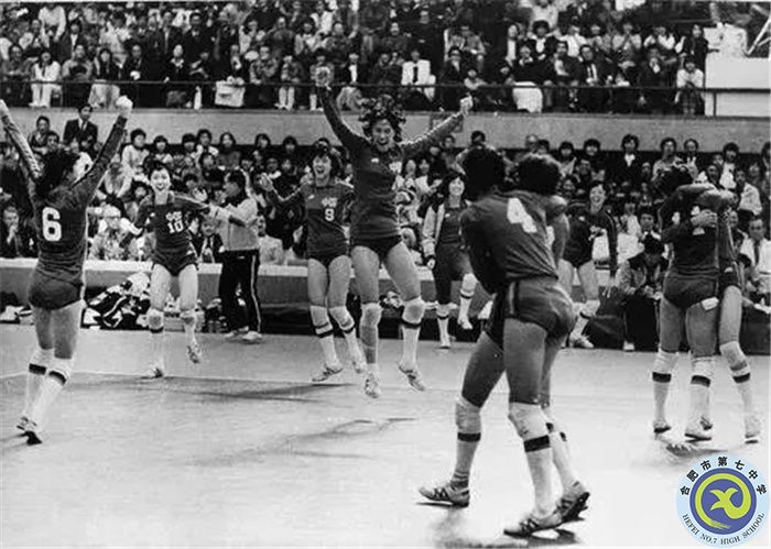 △中國(guó)女排奪冠的瞬間.jpg