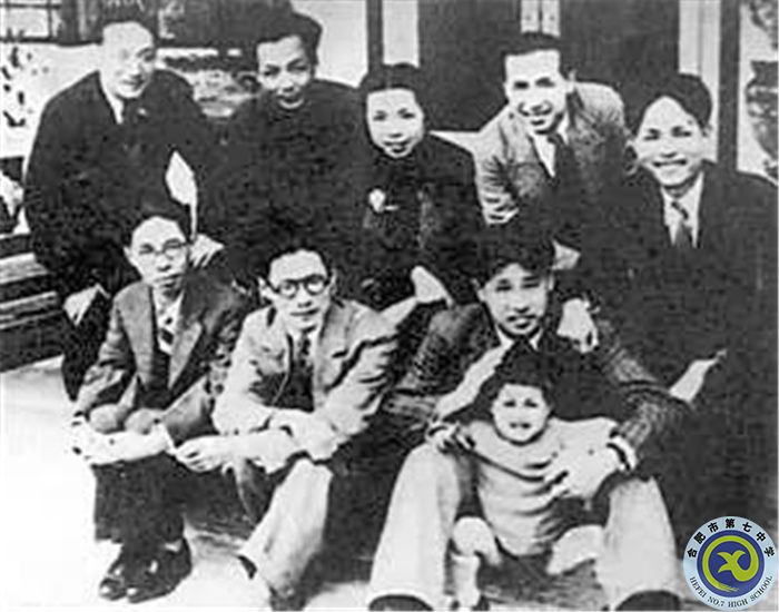 △廖承志在廣州與脫險的文化界人士合影（前排左起：茅盾、夏衍、廖承志；后排左起：潘漢年、汪馥泉、郁風(fēng)、葉文津、司徒慧敏）.jpg