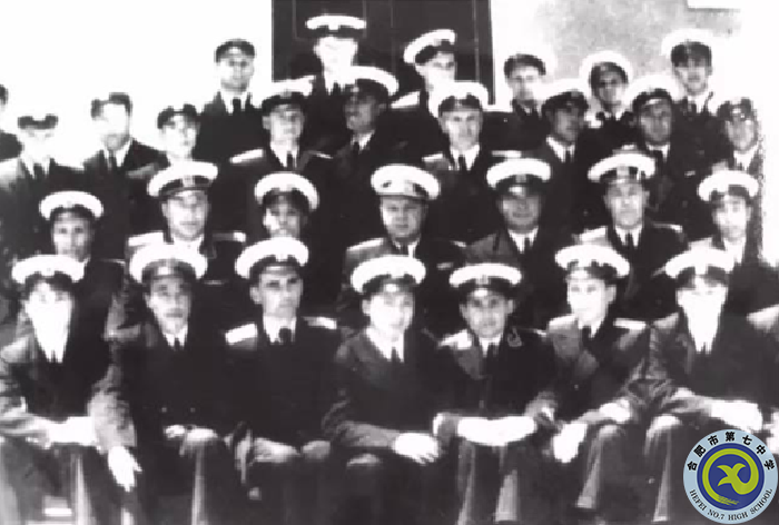 △上世紀(jì)五十年代初，中國海軍潛艇學(xué)習(xí)隊(duì)部分人員與蘇聯(lián)教官合影.png