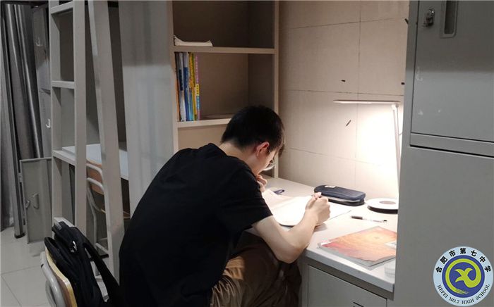 宿舍學(xué)習(xí) 蔡越.jpg 宿舍學(xué)習(xí) 蔡越.jpg