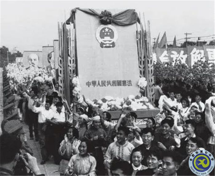 △1954年國(guó)慶節(jié)，游行群眾抬著《中華人民共和國(guó)憲法》模型通過(guò)天安門.jpg