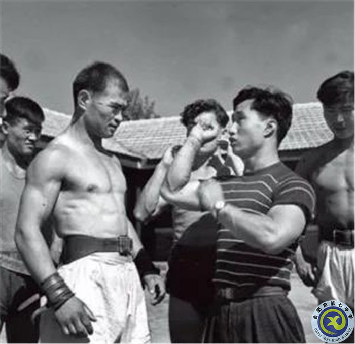 △1959年，在第一屆全國運動會上，陳鏡開（右二）為新疆運動員講解技術(shù)動作.jpg