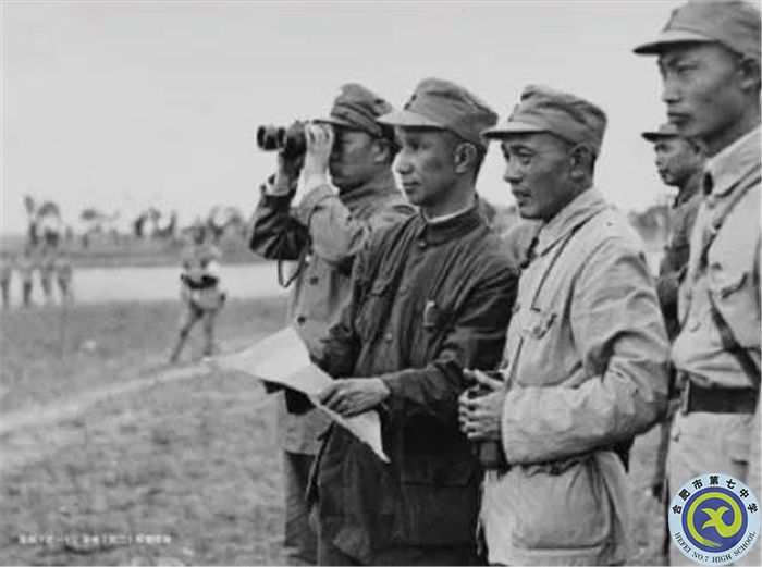 △圖為孟良崮戰(zhàn)役中，粟裕等同志視察陣地.jpg