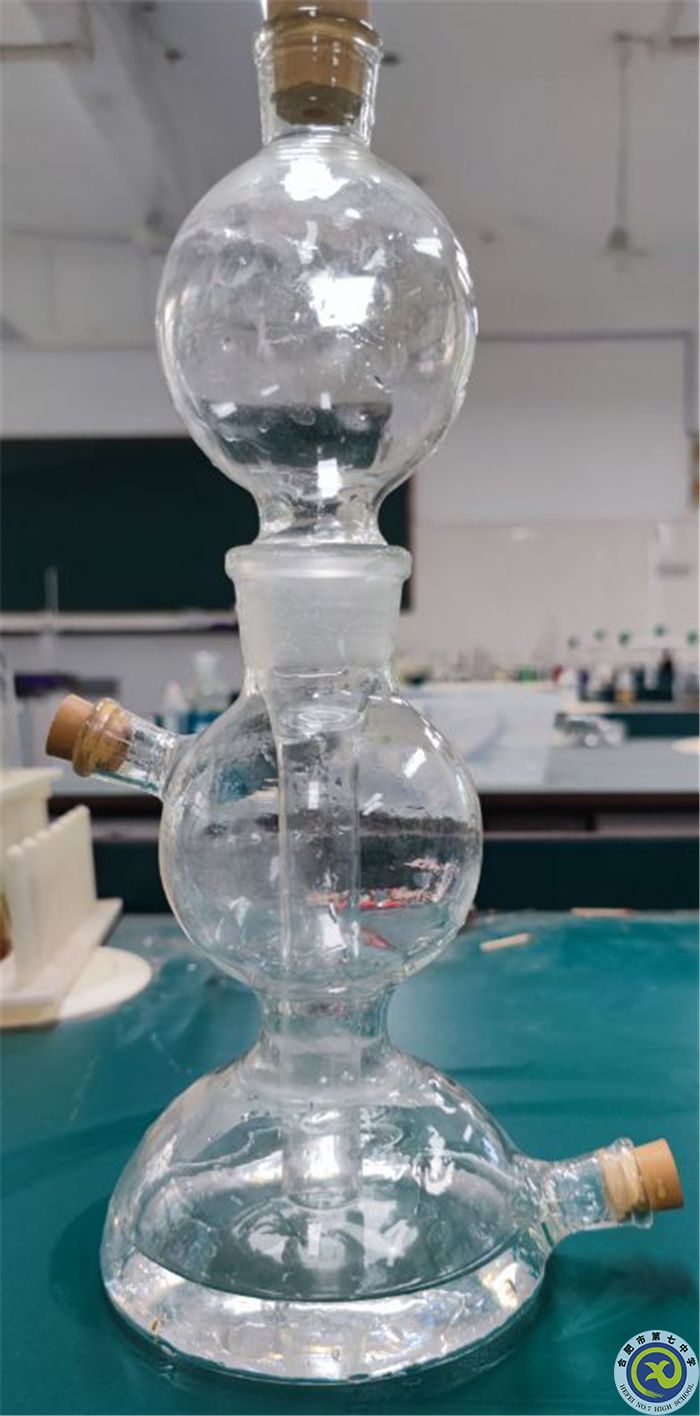 余宗越 化學(xué)實(shí)驗(yàn).jpg 余宗越 化學(xué)實(shí)驗(yàn).jpg